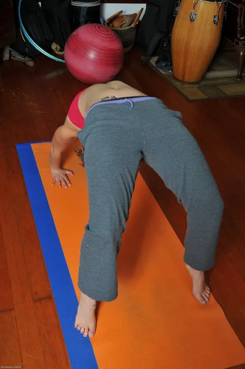 Thick Short-Haired Babe Strips in Yoga Poses and Shows Her Hairy Pussy – photo 2 of 21