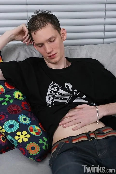 Hairy Guy Strips and Strokes to Cumshot – photo 1 of 21