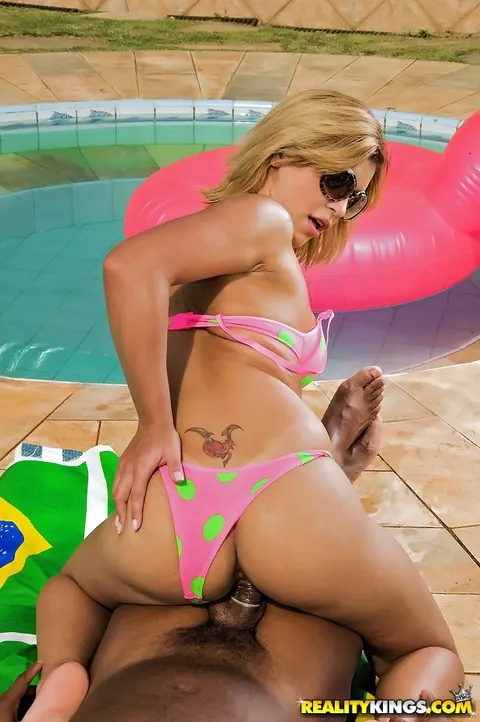 Anny Lee: Blonde Latina MILF Takes BBC Anal by the Pool – photo 10 of 16