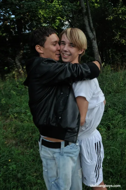 Three Men Bareback Threesome with Anal Outdoors – photo 3 of 20