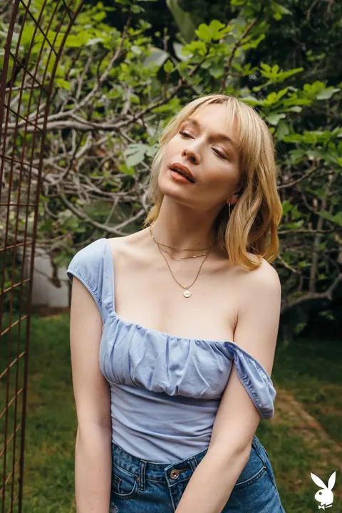 Ashley Nash: Slim Short-Haired Blonde with Big Tits Bares All at Picnic – photo 3 of 21
