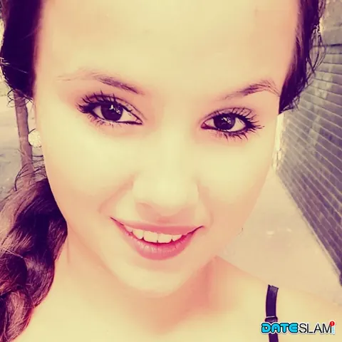 Olivia Nice: Curvy Latina in a Bikini Takes Selfies with Her Phone – photo 11 of 12