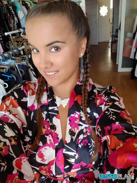 Olivia Nice: Curvy Latina in a Bikini Takes Selfies with Her Phone – photo 6 of 12