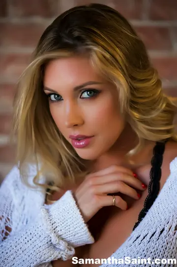 Samantha Saint – Thick Blonde MILF Shows Off Her Big Ass in Lingerie and Heels