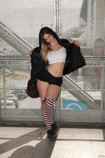 Sera Rossini – Italian Brunette Lifts Her Top and Flashes Her Big Natural Tits Outdoors