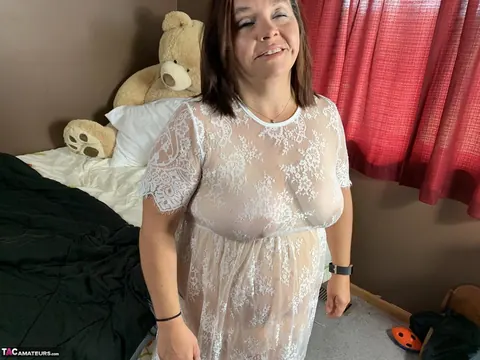 Curvy MILF Toys Her Shaved Pussy with a Dildo on the Bed – photo 1 of 20