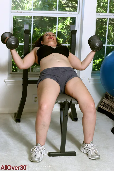 Katrina Sobar: Chubby Brunette MILF with Big Tits Poses Nude at the Gym – photo 4 of 21