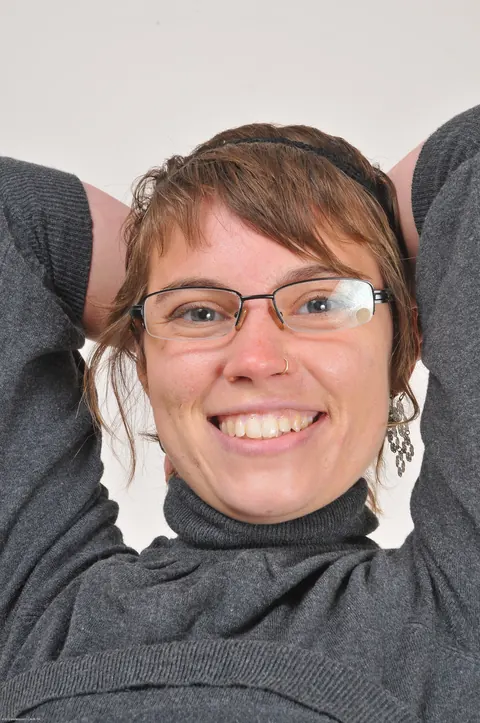 Short-Haired Curvy Amateur in Glasses Spreads Her Hairy Pussy – photo 6 of 21