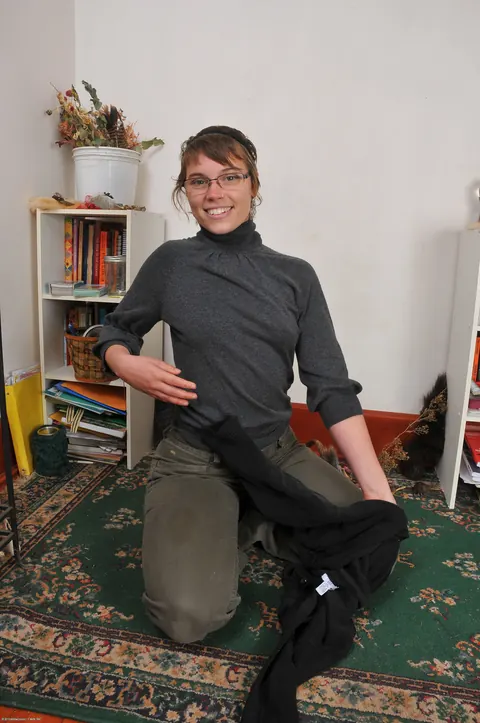 Short-Haired Curvy Amateur in Glasses Spreads Her Hairy Pussy – photo 4 of 21