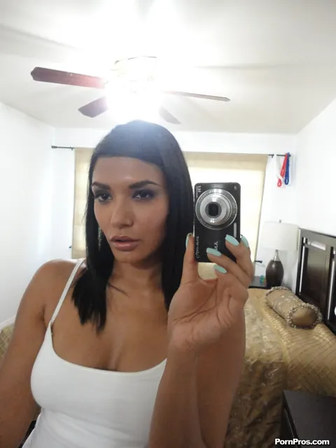 Shazia Sahari: Indian Arab MILF Spreads Her Pussy in the Mirror Selfie – photo 2 of 17