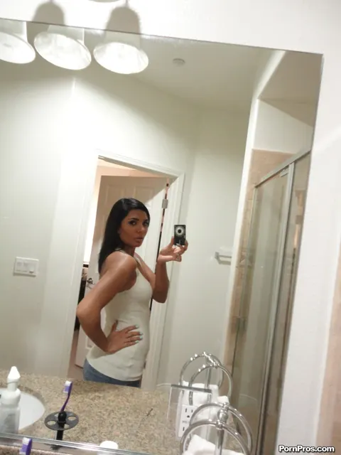 Shazia Sahari: Indian Arab MILF Spreads Her Pussy in the Mirror Selfie – photo 11 of 17