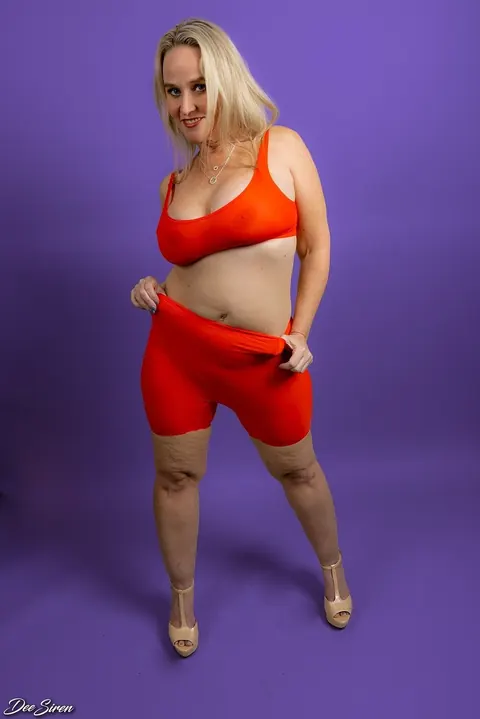 Dee Siren: Curvy Blonde MILF with Enhanced Tits and Tattoos Poses Nude – photo 9 of 20