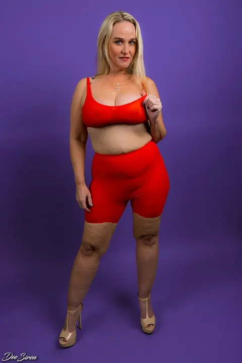 Dee Siren: Curvy Blonde MILF with Enhanced Tits and Tattoos Poses Nude – photo 8 of 20
