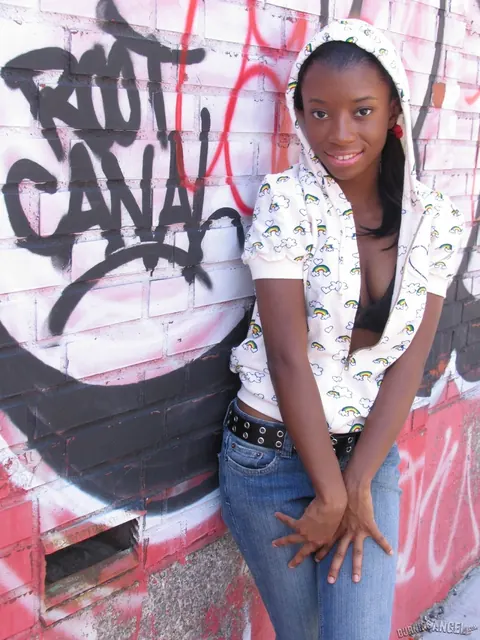 Ebony Woman Strips in a Back Alley Outdoors – photo 4 of 16