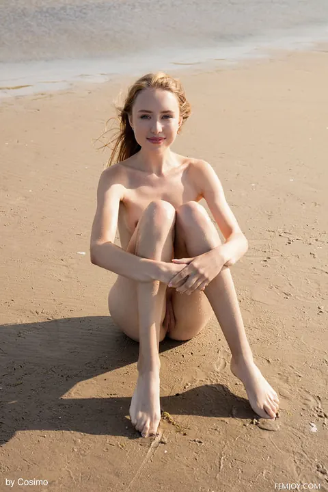 Blonde Strips Nude and Spreads Her Legs on the Beach – photo 14 of 16