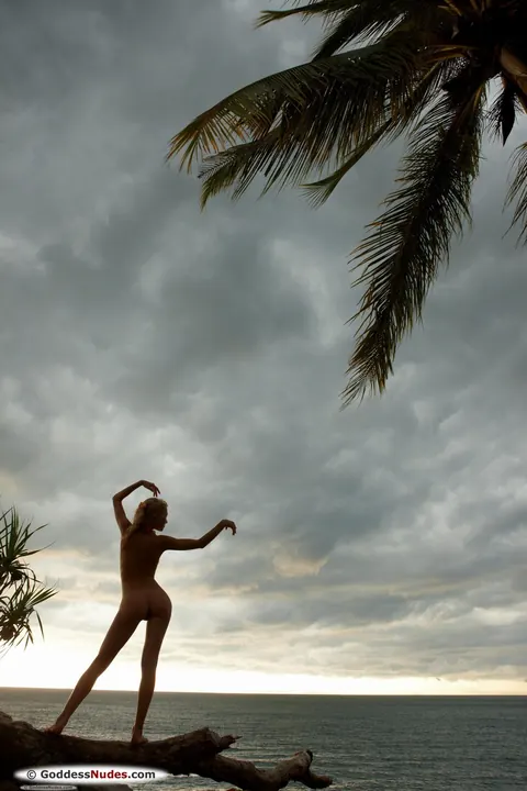 PAWG Strips Nude and Spreads Her Legs Outdoors – photo 2 of 21