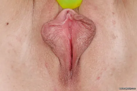 Amber Fox: Thick Ebony MILF Uses a Big Toy in Her Shaved Pussy – photo 3 of 16