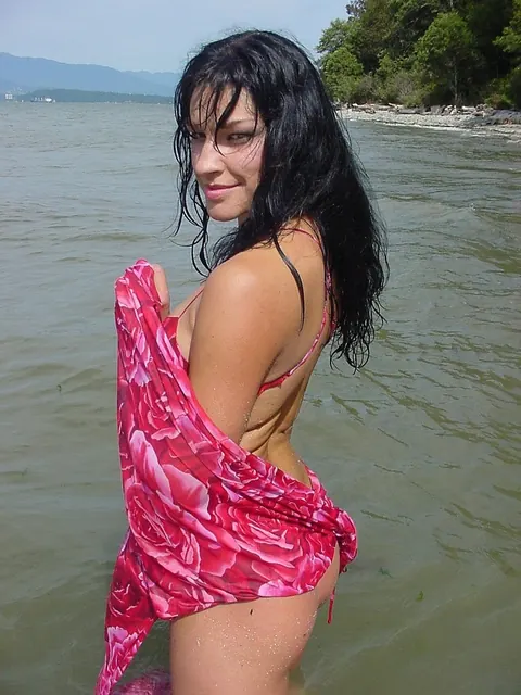 Thick Brunette Spreads Her Ass Cheeks on the Beach – photo 19 of 21