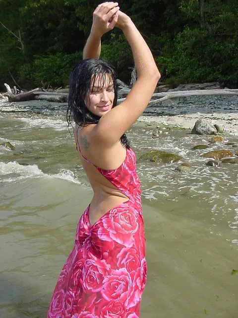 Thick Brunette Spreads Her Ass Cheeks on the Beach – photo 9 of 21