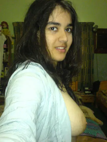 Indian Woman Shows Her Natural Tits in Selfie