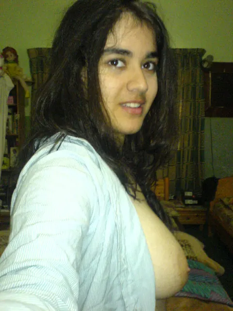 Indian Woman Shows Her Natural Tits in Selfie – photo 2 of 10