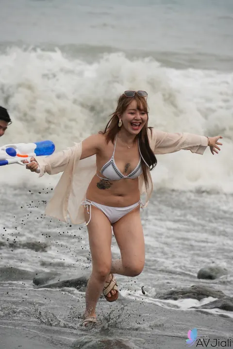 Chinese Babe Gets Fucked After Beach Day in Her Bikini – photo 3 of 21