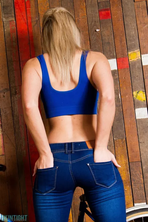 Candice Collyer: Busty Blonde in Blue Jeans Shows Off Her Big Ass – photo 3 of 12