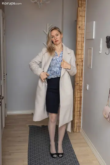 Midge Mayor – Thick Blonde MILFs Grind Pussies and Lick on the Sofa