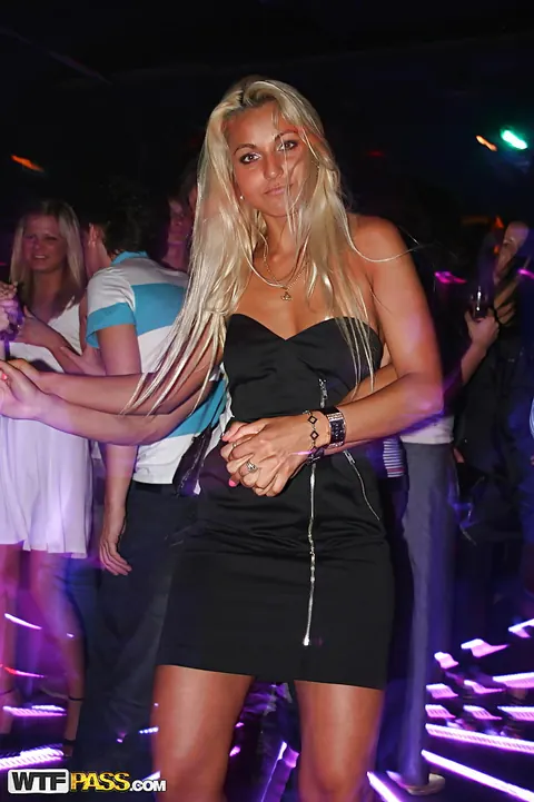 Blonde Strips Out of Her Skirt and Heels at a Party – photo 10 of 16