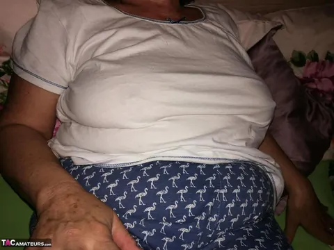 Thick European MILF Spreads Her Hairy Pussy – photo 3 of 20