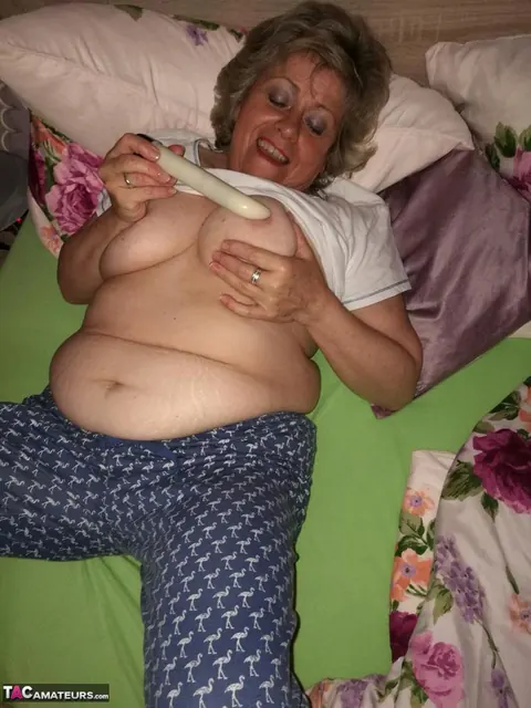 Thick European MILF Spreads Her Hairy Pussy – photo 7 of 20