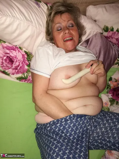 Thick European MILF Spreads Her Hairy Pussy – photo 9 of 20