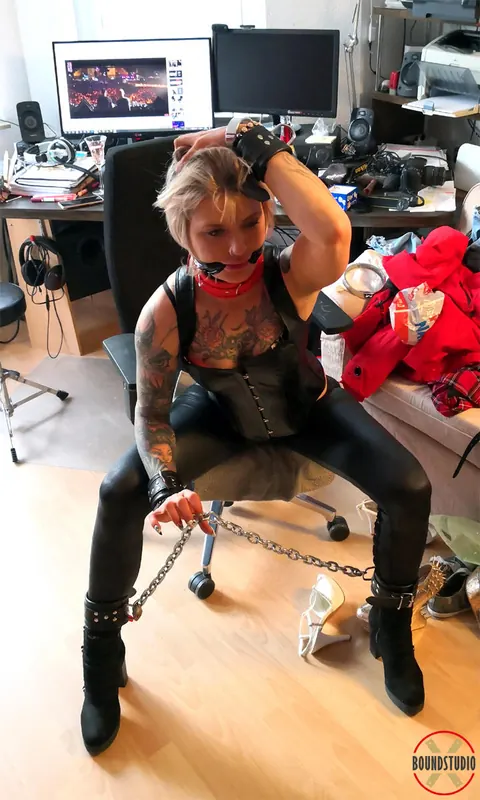Short-Haired Blonde in Leather and High Heels Tests Tight Restraints – photo 4 of 16