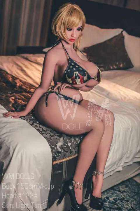 Thick Woman Turns to Flaunt Her Ass and Breasts – photo 3 of 11