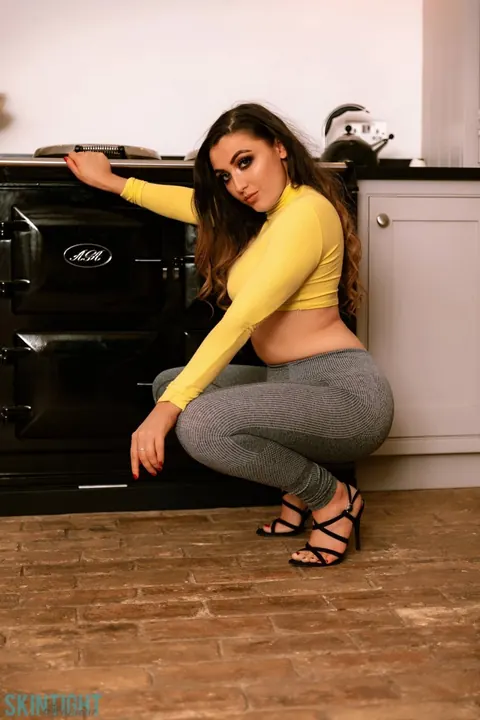 Blossom May: Brunette PAWG Pulls Down Her Yoga Pants in the Kitchen – photo 6 of 12