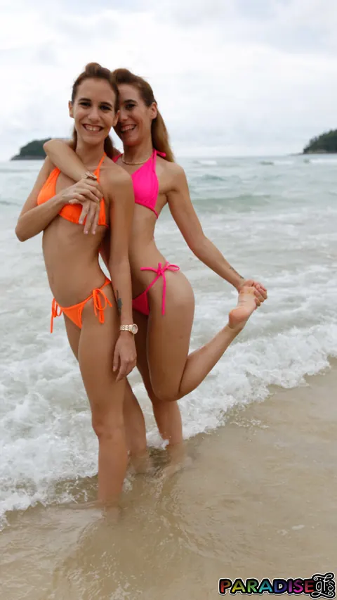 Kitty Fox & Nikki Fox: Brunette in a Bikini Sucks Cock for Beach Threesome – photo 4 of 21