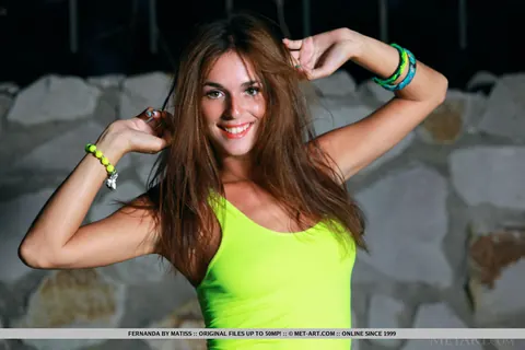 Brunette Pulls Down Her Shorts and Spreads Her Legs Wide – photo 10 of 18