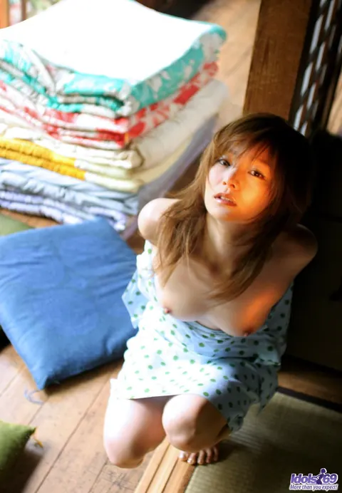 Japanese Woman Exposes Herself Outdoors Before Stripping Nude – photo 12 of 16