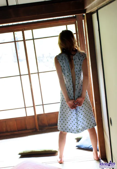 Japanese Woman Exposes Herself Outdoors Before Stripping Nude – photo 8 of 16