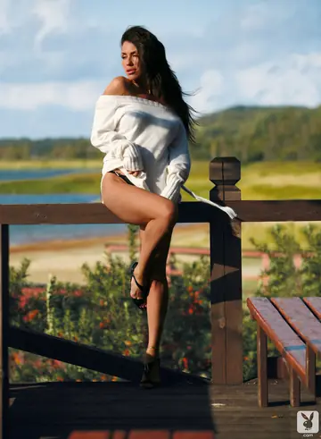 Sonia Sanders – Tall Brunette MILF Poses Topless on the Beach