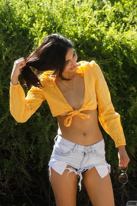 Reina Rae: Amateur Asian Brunette Bares Her Tits and Spreads Outdoors – photo 9 of 12
