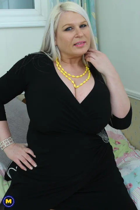 Sammy Sanders: Mature British Blonde Strips and Spreads Her Pussy – photo 5 of 20
