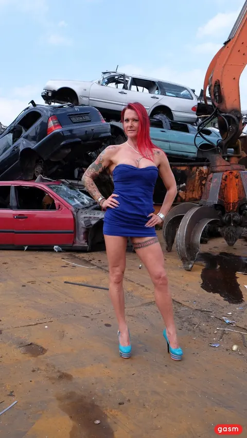 Redhead in a Short Dress and Heels Poses by a Car – photo 15 of 15