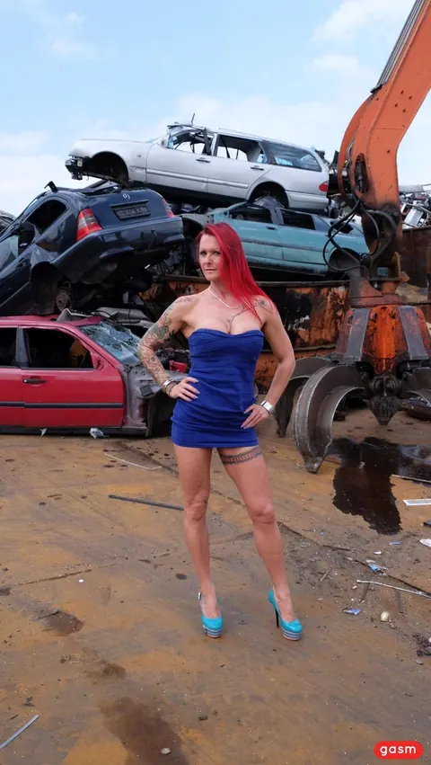 Redhead in a Short Dress and Heels Poses by a Car – photo 11 of 15