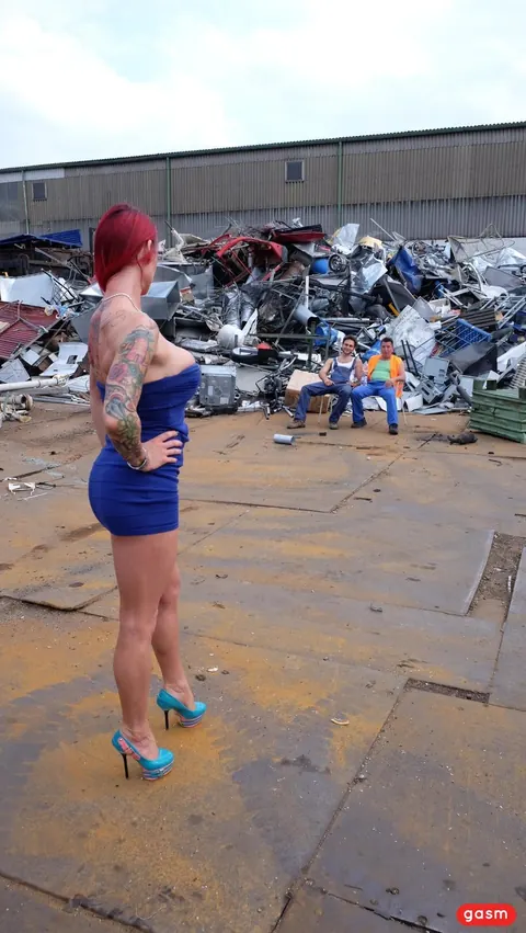 Redhead in a Short Dress and Heels Poses by a Car – photo 7 of 15