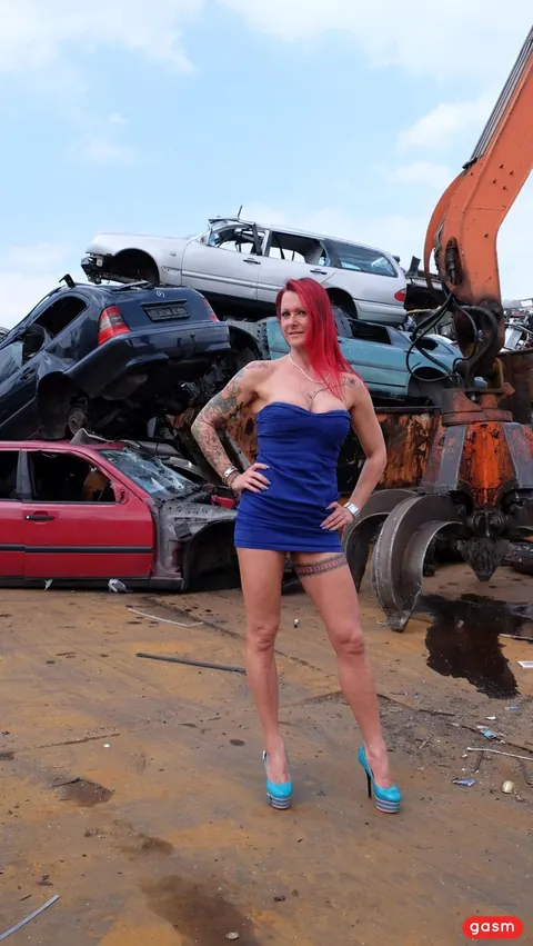 Redhead in a Short Dress and Heels Poses by a Car – photo 14 of 15