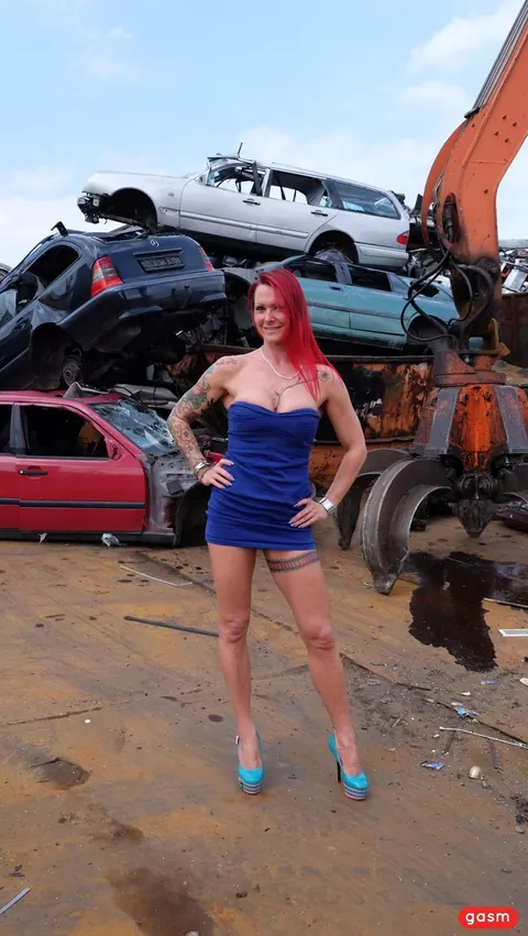 Redhead in a Short Dress and Heels Poses by a Car – photo 13 of 15