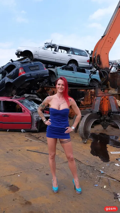 Redhead in a Short Dress and Heels Poses by a Car – photo 12 of 15