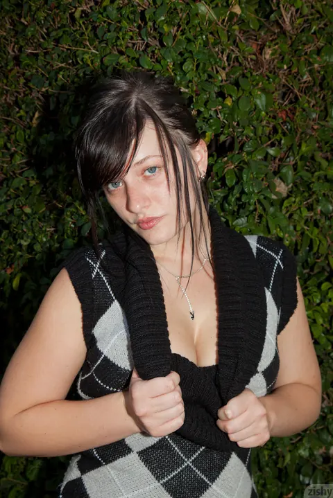 Hannah Kinney: Thick Brunette in a Dress Flashes Her Panties Outdoors – photo 7 of 11