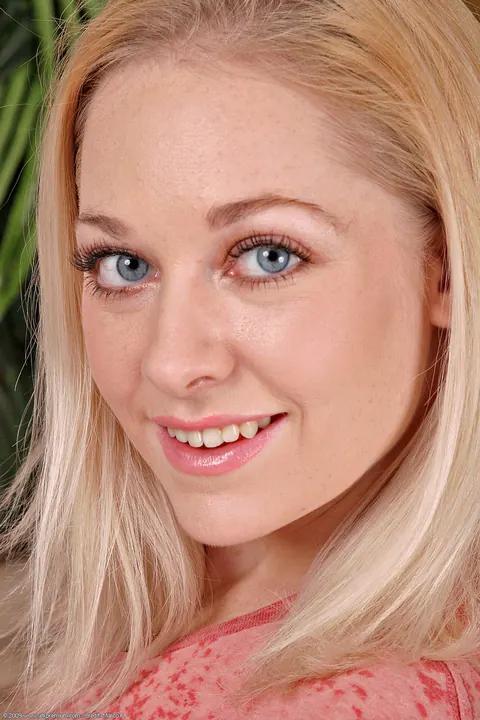 Cindi Loo: Blonde in Lingerie and Jeans Shows Her Tattoo – photo 2 of 21
